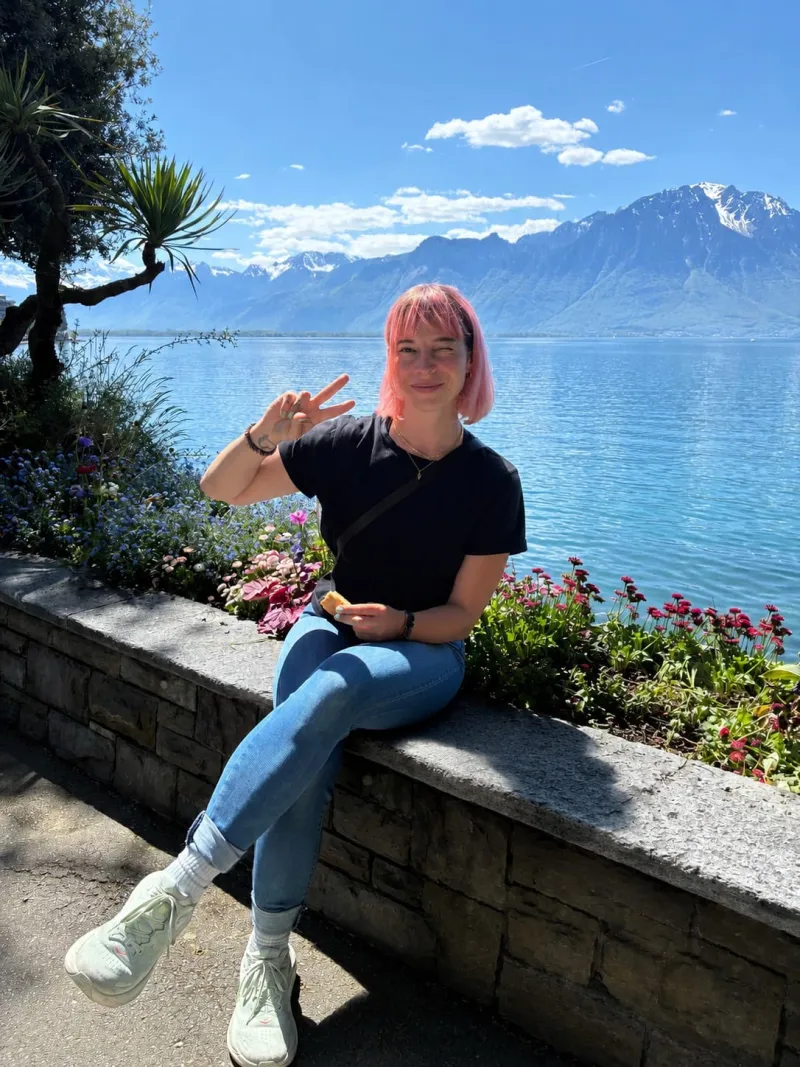 Anna, thérapeute ibasho, au bord du lac Léman